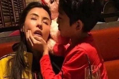 明星累到睡着的照片